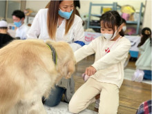 愛犬と一緒に小学校で社会貢献活動。「動物介在教育のハンドラー＆介在犬」の養成講座