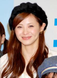 橘慶太、妻・松浦亜弥の新ビジュアルを公開　光を浴びた美しい横顔