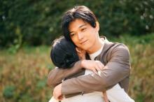 吉沢亮、映画『ファミリア』婚約者への愛情あふれる場面写真公開