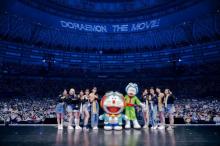 NiziU『映画ドラえもん』主題歌決定をドーム公演で発表　WithUも歓喜【全メンバーのコメント】