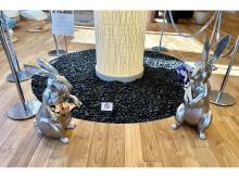 【東京都千代田区】「シモンズギャラリー東京」のウサギの彫刻、羽子板などを持つ愛らしい姿で卯年を祝う