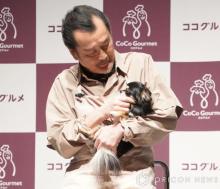 吉田鋼太郎、CM共演犬・リロちゃんにデレデレ　料理対決は惨敗も優秀なモデルっぷりに笑顔
