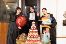 山崎育三郎、誕生日のサプライズに感激「泣ける」　ショートケーキ缶37個の巨大タワーで祝福