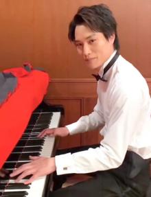 鈴木伸之、なめらかなタッチで「スパークル」ピアノ演奏　「ピアノの弾けちゃうのか」「完璧すぎでしょ!?」と反響