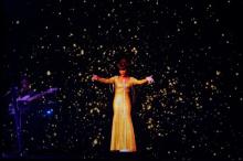 『ホイットニー・ヒューストン ホログラムコンサート』日本公演開幕　伝説の歌姫が魅せる“リアリティー”