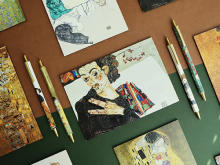 エゴン・シーレやクリムトの名画が、ポールペンや木製カードになってお目見え。指先からアートを感じてみない？