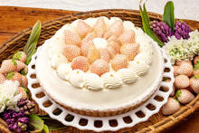 ほんのりピンクの白イチゴにきゅん！ショートケーキ×タルトの贅沢仕立てが「キル フェ ボン」に登場するよ