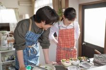 『あす21日の舞いあがれ！』舞＆貴司、幸せな新婚生活…キッチンでお弁当を3つ準備する