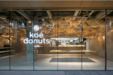 koe donuts kyotoが牛乳石鹸と初コラボ！真っ赤な箱やふわふわの泡を再現した焼きドーナツがかわいい～