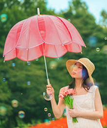 “チューリップアンブレラ”にときめきが止まらない… 映え度バツグンの傘を使って、春のトータルコーデを楽しも