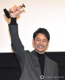妻夫木聡、『ある男』日本アカデミー賞受賞記念ティーチインに登場　ブロンズ持参で笑顔「自慢させて！」