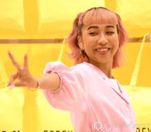 青山テルマ、ピンク髪＆ピンク短パンから“美脚見せ”で全力ピース　『FOREVER 21』日本再上陸を喜ぶ