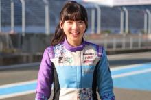 日向坂46富田鈴花がレーシングスーツ姿　ABEMA新番組MCに就任「ぜひサーキットで会いましょう！」