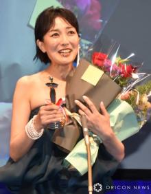 【日本映画批評家大賞】板谷由夏、ベアトップドレスで艶やかに　サプライズに笑顔弾ける