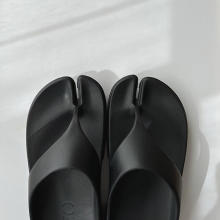 流行りのリカバリーサンダルは、あえての“足袋”デザインにしない？韓国の新ブランドなら被りにくいかも