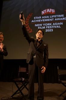 阪本順治監督、海外の映画祭で初の個人賞受賞に喜び　常連俳優・佐藤浩市も祝福