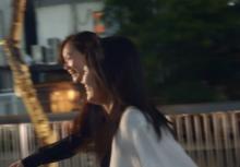 吉岡里帆＆モトーラ世理奈が渋谷の街を疾走　吉澤嘉代子の「氷菓子」が印象的な本編映像