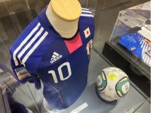 【東京都新宿区】サッカー日本女子代表選手のサイン入りアイテム、国立競技場にて展示中
