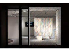 【東京都千代田区】アクリス×ARTnews JAPANによる現代アート展「私たちを織りなすすべてのもの」開催中
