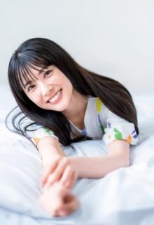 “究極の美人声優”結那、大きめシャツをまといベッドでゴロゴロ…　準ミス・ワールド2021日本代表に選出