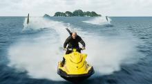 ジェイソン・ステイサム、自ら水上バイクを操縦し猛スピードで疾走　“海上ライド”本編映像