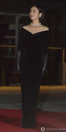 池田エライザ、ボディラインあらわな黒ドレスで魅了　中島健人＆中島歩と兄妹役で「ずっと仲が良すぎました」