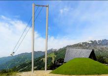 リアル“ハイジのブランコ”国内初登場へアニメ公式も期待　北アルプス望む標高1100mの白馬村、高さ10m