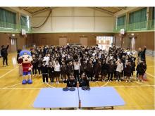 女子卓球チーム「日本ペイントマレッツ」が、こども卓球台を寄贈。卓球教室も開催