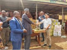 JFE商事と川商フーズがナイジェリア、ガーナへ缶詰や学習用品を寄贈。今回で13回目