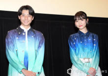 羽村仁成＆星乃あんな、大阪で激賞「すごい役者さんが出てきた！」衣装は沖縄感じる“おそろいブルー”