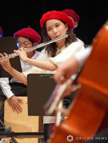 芳根京子、52人の子どもたちと『ドラえもん』楽曲演奏　フルート奏でる「ワクワクが止まらなくて」