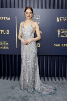 エマ・ストーン、全米映画俳優組合賞でルイ・ヴィトンのスリップドレスから美背中披露