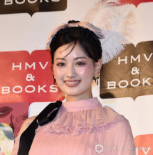 鶴嶋乃愛“妖精イメージ”のピンクドレスで魅了「羽飾りがポイントです！」