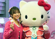 矢吹奈子がキティと自撮り、韓国発サンリオイベントに全身ピンク衣装で登壇
