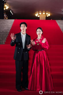 清原果耶、香港国際映画祭に真紅のドレスで登場　グァンハンがスマートにエスコート