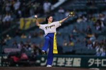中条あやみ、甲子園での始球式に緊張も堂々ノーバン投球　阪神に期待「岡田監督の『おーん』が何よりも楽しみ」