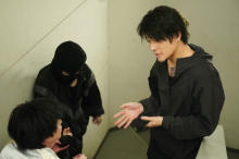 “正義”森本慎太郎、3度目偽装強盗で致命的ミス　『街並み照らすヤツら』新場面写真公開