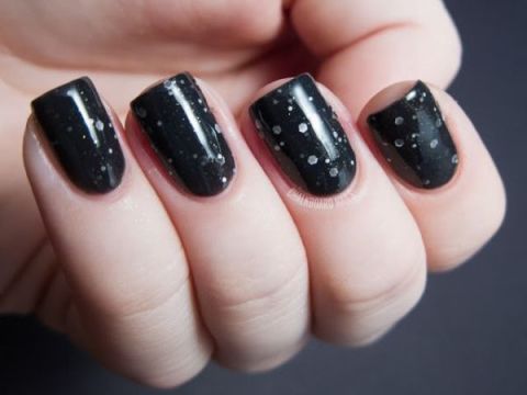 Black nails – mysterious and very sexy