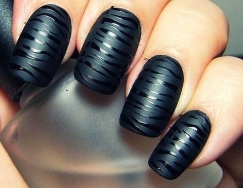 Black nails – mysterious and very sexy