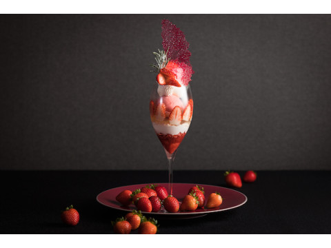 「ホテルメトロポリタン川崎」に苺をふんだんに使用した新作パフェが登場！