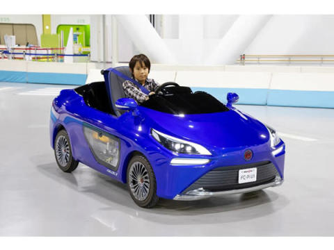 子どもむけ運転体験！水素で走る燃料電池車「FC–PIUS」ライドスタジオに登場