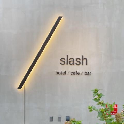 ホテル滞在中のシーンがtシャツに Slash 川崎 と人気アーティストのコラボグッズが気になります プリキャンニュース