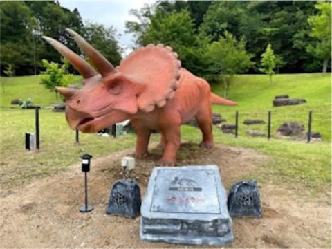 まるで本物!? 全長5ｍの“動く恐竜”2体が「兵庫県立丹波並木道中央公園」に登場