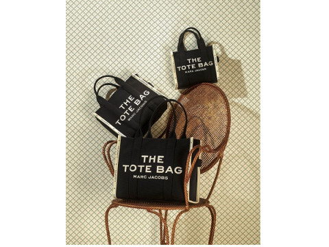 MARC JACOBSアイコントート「THE TOTE BAG」から新デザイン多数登場