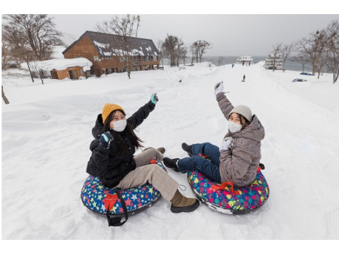 大人も子どもも楽しめる！十和田湖畔エリアの「雪のすべり台」は2月20日まで