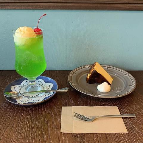 「れんげ喫茶店」のチーズケーキとクリームソーダ