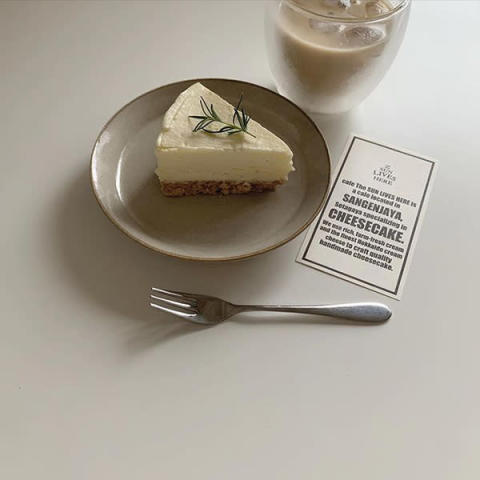 「cafe The SUN LIVES HERE」の濃厚生クリームレアチーズケーキ