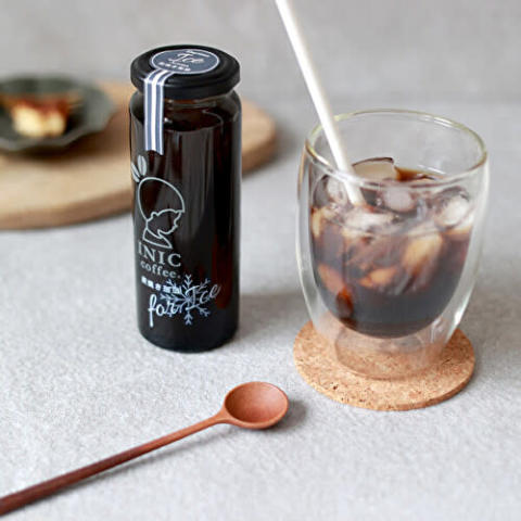 INIC coffeeの新商品「デイタイムアイスアロマ 炭焼き珈琲 ボトル」
