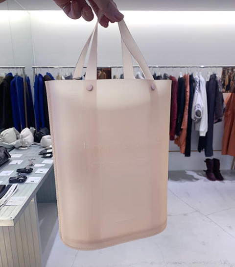「beautiful people」2022年秋冬コレクションとして登場する「translucent gradation mini bag in TPU」