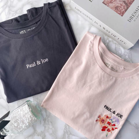 ユニクロ × PAUL & JOEのUTグラフィックTシャツ、ダークグレーとピンク